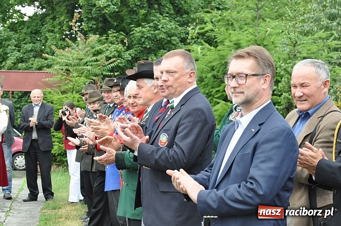 Zdjęcie w galerii na portalu naszraciborz.pl: Krzyżek z podkową, Ludwikowski na tronie  wiadomości z regionu