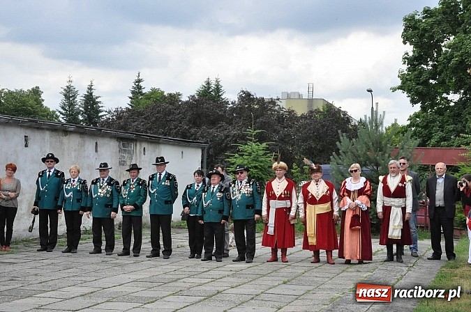 Zdjęcie w galerii na portalu naszraciborz.pl: Krzyżek z podkową, Ludwikowski na tronie  wiadomości z regionu