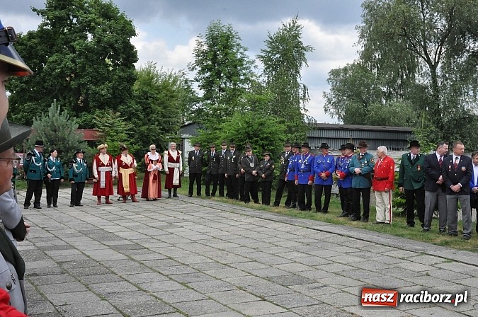 Zdjęcie w galerii na portalu naszraciborz.pl: Krzyżek z podkową, Ludwikowski na tronie  wiadomości z regionu