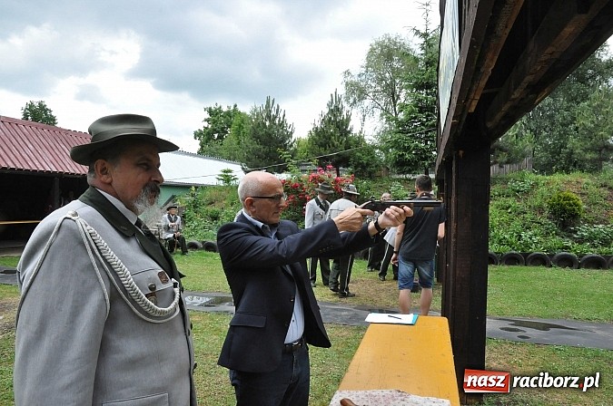 Zdjęcie w galerii na portalu naszraciborz.pl: Krzyżek z podkową, Ludwikowski na tronie  wiadomości z regionu