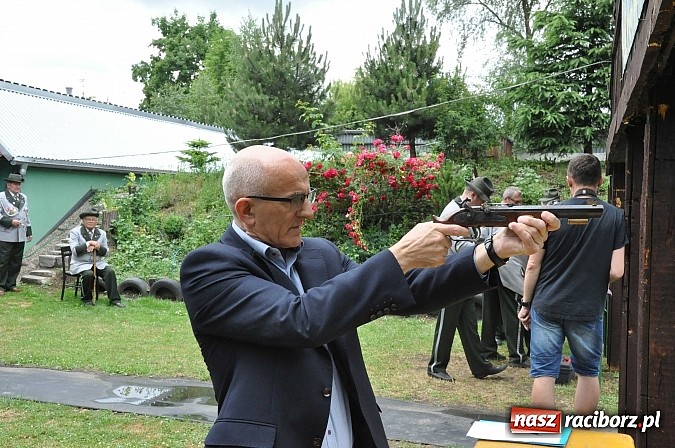 Zdjęcie w galerii na portalu naszraciborz.pl: Krzyżek z podkową, Ludwikowski na tronie  wiadomości z regionu