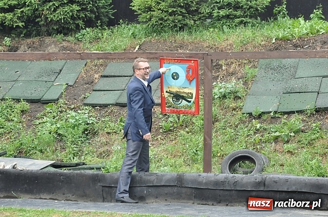 Zdjęcie w galerii na portalu naszraciborz.pl: Krzyżek z podkową, Ludwikowski na tronie  wiadomości z regionu