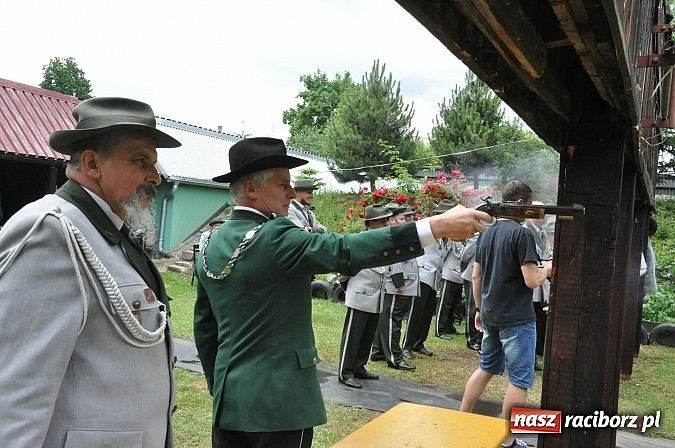 Zdjęcie w galerii na portalu naszraciborz.pl: Krzyżek z podkową, Ludwikowski na tronie  wiadomości z regionu