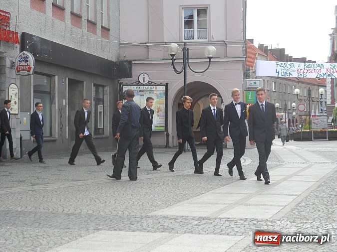 Zdjęcie w galerii na portalu naszraciborz.pl: Komers, ale najpierw Polonez na rynku  wiadomości z regionu