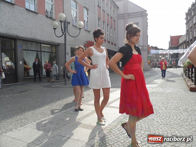 Zdjęcie w galerii na portalu naszraciborz.pl: Komers, ale najpierw Polonez na rynku  wiadomości z regionu