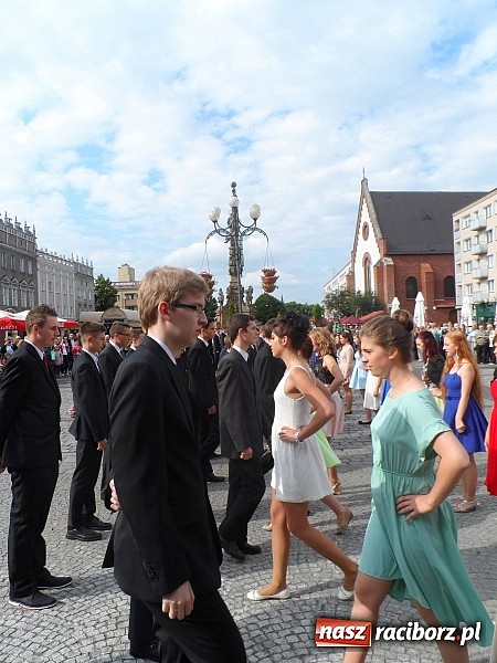 Zdjęcie w galerii na portalu naszraciborz.pl: Komers, ale najpierw Polonez na rynku  wiadomości z regionu