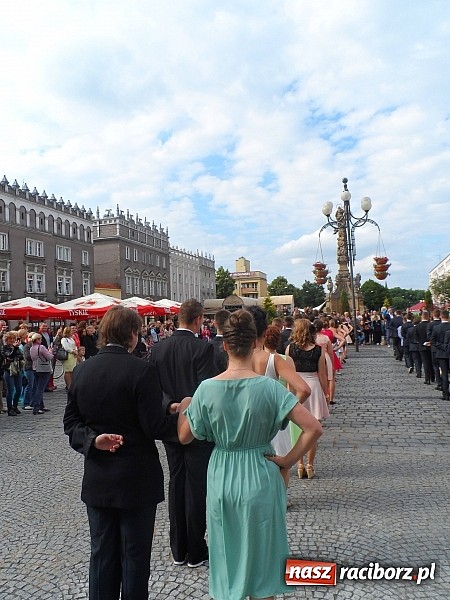 Zdjęcie w galerii na portalu naszraciborz.pl: Komers, ale najpierw Polonez na rynku  wiadomości z regionu