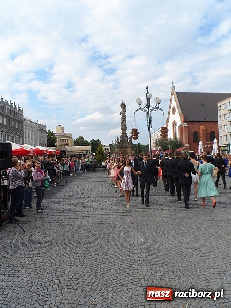 Zdjęcie w galerii na portalu naszraciborz.pl: Komers, ale najpierw Polonez na rynku  wiadomości z regionu