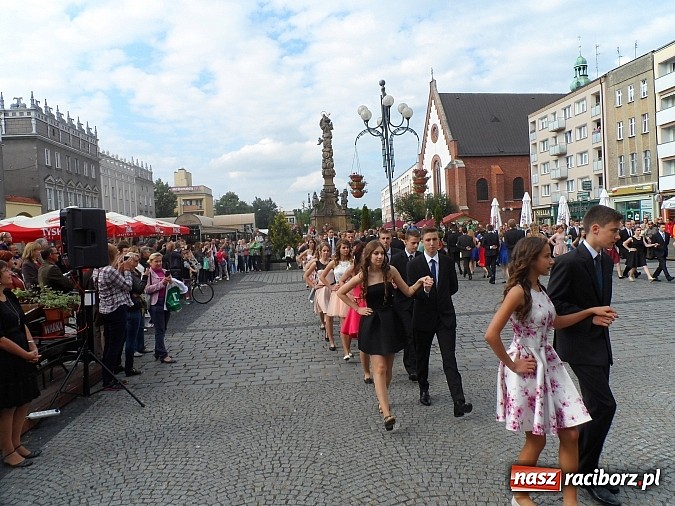 Zdjęcie w galerii na portalu naszraciborz.pl: Komers, ale najpierw Polonez na rynku  wiadomości z regionu