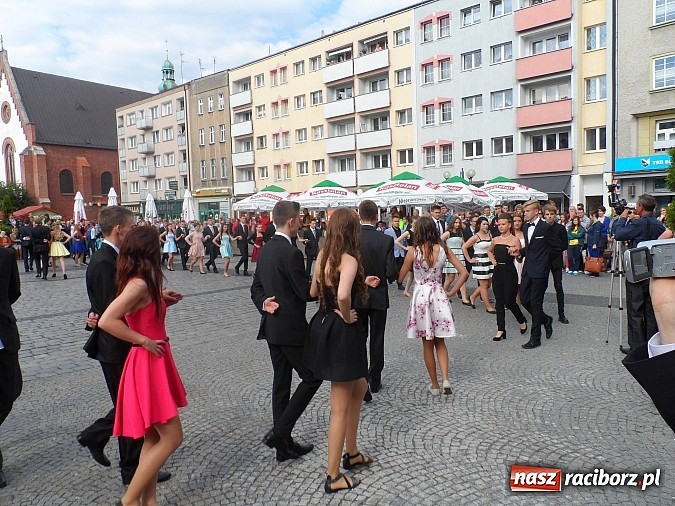 Zdjęcie w galerii na portalu naszraciborz.pl: Komers, ale najpierw Polonez na rynku  wiadomości z regionu