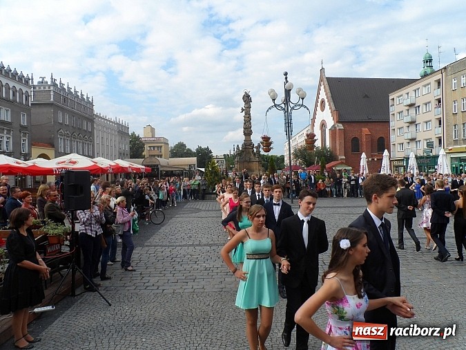 Zdjęcie w galerii na portalu naszraciborz.pl: Komers, ale najpierw Polonez na rynku  wiadomości z regionu