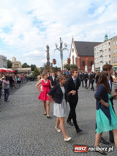 Zdjęcie w galerii na portalu naszraciborz.pl: Komers, ale najpierw Polonez na rynku  wiadomości z regionu