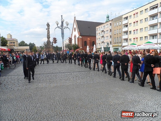 Zdjęcie w galerii na portalu naszraciborz.pl: Komers, ale najpierw Polonez na rynku  wiadomości z regionu