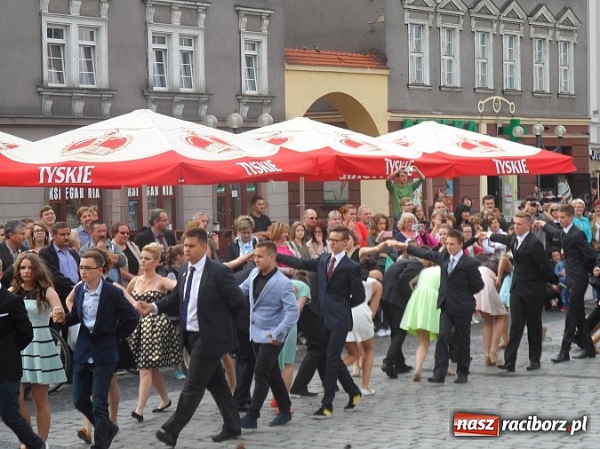 Zdjęcie w galerii na portalu naszraciborz.pl: Komers, ale najpierw Polonez na rynku  wiadomości z regionu