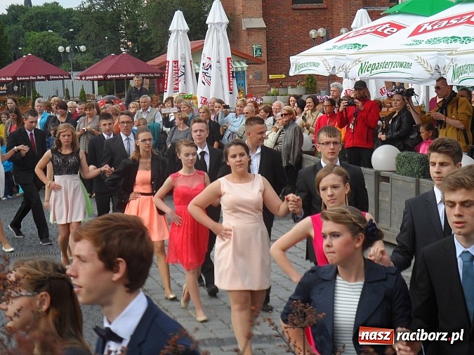 Zdjęcie w galerii na portalu naszraciborz.pl: Komers, ale najpierw Polonez na rynku  wiadomości z regionu