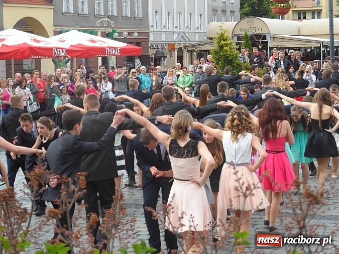 Zdjęcie w galerii na portalu naszraciborz.pl: Komers, ale najpierw Polonez na rynku  wiadomości z regionu