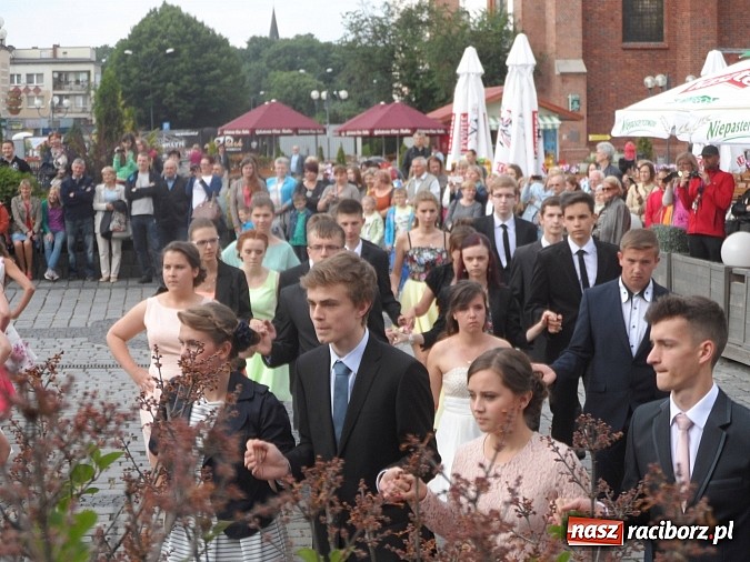 Zdjęcie w galerii na portalu naszraciborz.pl: Komers, ale najpierw Polonez na rynku  wiadomości z regionu