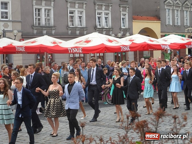 Zdjęcie w galerii na portalu naszraciborz.pl: Komers, ale najpierw Polonez na rynku  wiadomości z regionu