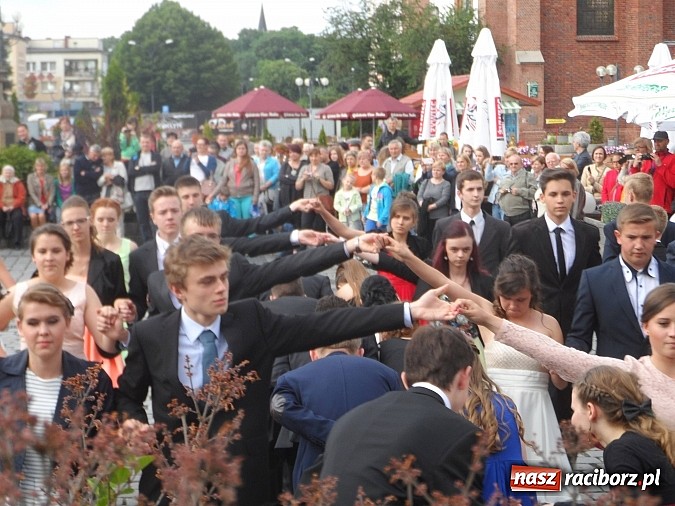 Zdjęcie w galerii na portalu naszraciborz.pl: Komers, ale najpierw Polonez na rynku  wiadomości z regionu