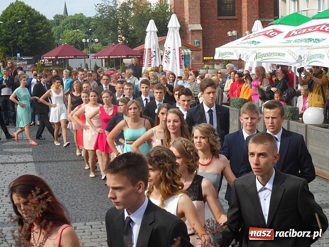 Zdjęcie w galerii na portalu naszraciborz.pl: Komers, ale najpierw Polonez na rynku  wiadomości z regionu