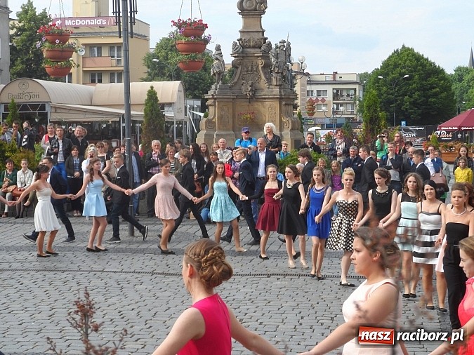 Zdjęcie w galerii na portalu naszraciborz.pl: Komers, ale najpierw Polonez na rynku  wiadomości z regionu