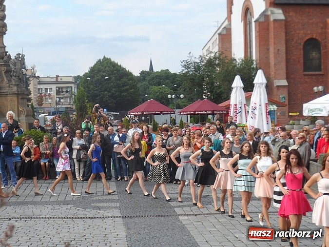 Zdjęcie w galerii na portalu naszraciborz.pl: Komers, ale najpierw Polonez na rynku  wiadomości z regionu