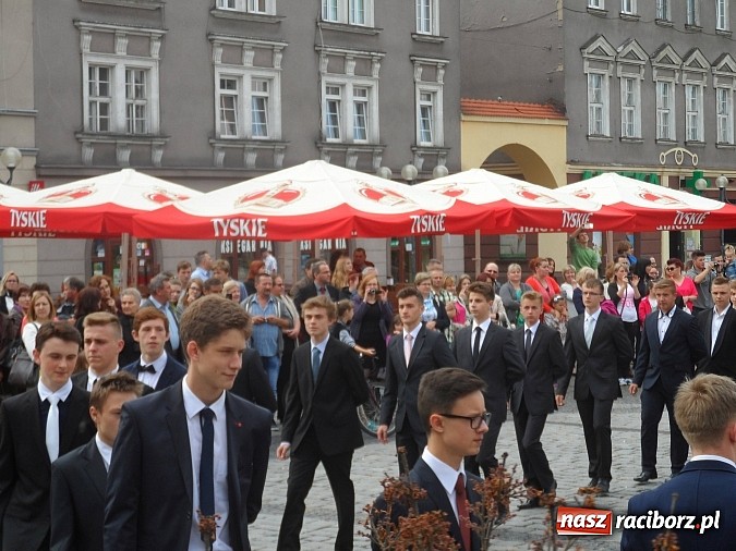 Zdjęcie w galerii na portalu naszraciborz.pl: Komers, ale najpierw Polonez na rynku  wiadomości z regionu