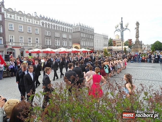 Zdjęcie w galerii na portalu naszraciborz.pl: Komers, ale najpierw Polonez na rynku  wiadomości z regionu