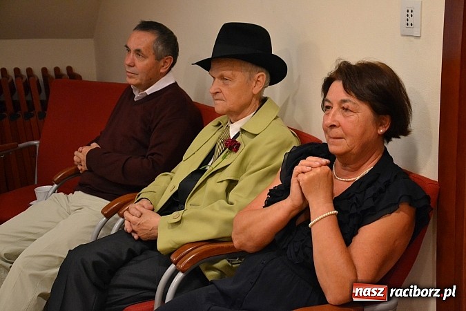 Zdjęcie w galerii na portalu naszraciborz.pl: Czerwcowe wariacje o miłości w poezji, czyli montaż słowno – muzyczny na Zamku Piastowskim  wiadomości z regionu