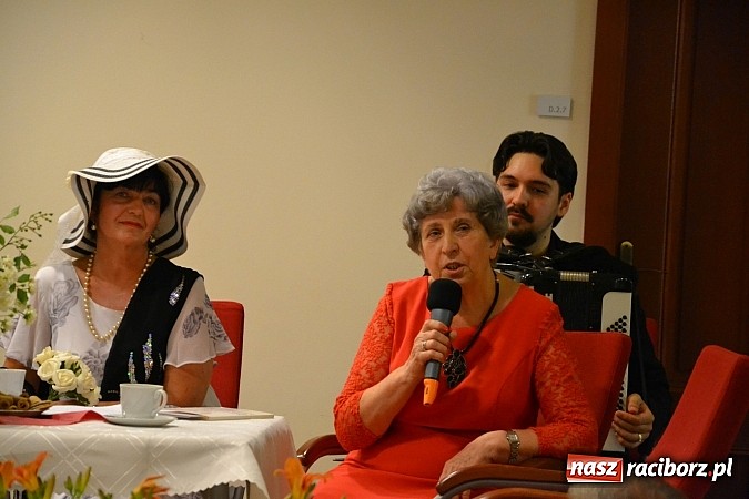 Zdjęcie w galerii na portalu naszraciborz.pl: Czerwcowe wariacje o miłości w poezji, czyli montaż słowno – muzyczny na Zamku Piastowskim  wiadomości z regionu