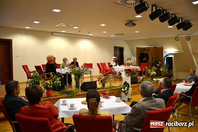 Zdjęcie w galerii na portalu naszraciborz.pl: Czerwcowe wariacje o miłości w poezji, czyli montaż słowno – muzyczny na Zamku Piastowskim  wiadomości z regionu