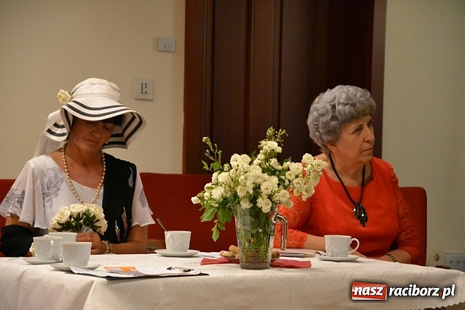 Zdjęcie w galerii na portalu naszraciborz.pl: Czerwcowe wariacje o miłości w poezji, czyli montaż słowno – muzyczny na Zamku Piastowskim  wiadomości z regionu