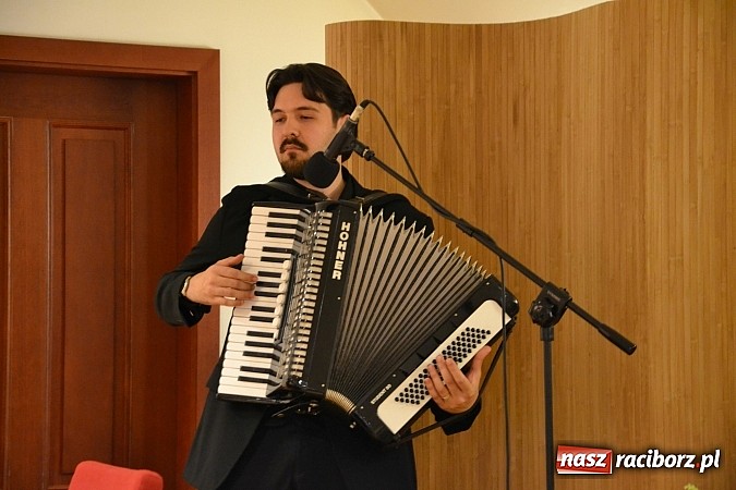 Zdjęcie w galerii na portalu naszraciborz.pl: Czerwcowe wariacje o miłości w poezji, czyli montaż słowno – muzyczny na Zamku Piastowskim  wiadomości z regionu