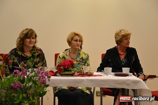 Zdjęcie w galerii na portalu naszraciborz.pl: Czerwcowe wariacje o miłości w poezji, czyli montaż słowno – muzyczny na Zamku Piastowskim  wiadomości z regionu