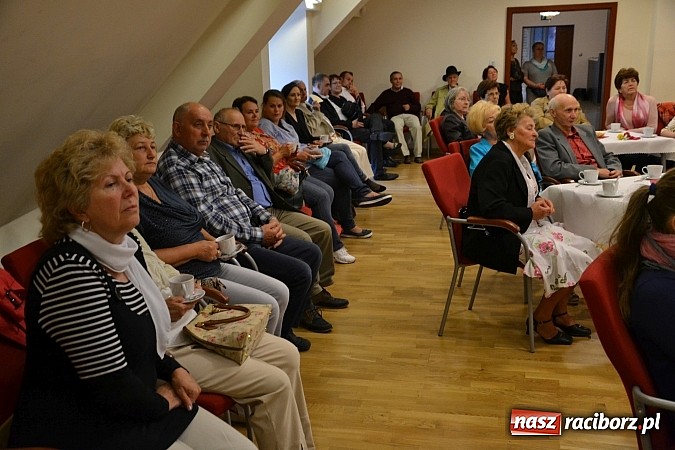 Zdjęcie w galerii na portalu naszraciborz.pl: Czerwcowe wariacje o miłości w poezji, czyli montaż słowno – muzyczny na Zamku Piastowskim  wiadomości z regionu