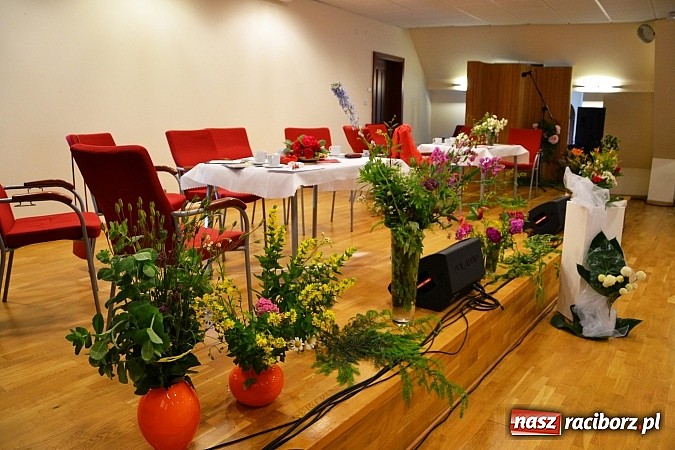 Zdjęcie w galerii na portalu naszraciborz.pl: Czerwcowe wariacje o miłości w poezji, czyli montaż słowno – muzyczny na Zamku Piastowskim  wiadomości z regionu