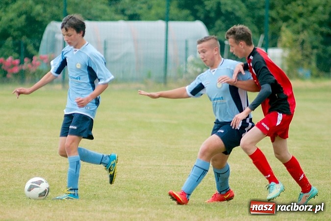 Zdjęcie w galerii na portalu naszraciborz.pl: Juniorzy Brzezia poszli w ślady swych starszych kolegów. Wywalczyli mistrzostwo ligi wiadomości z regionu