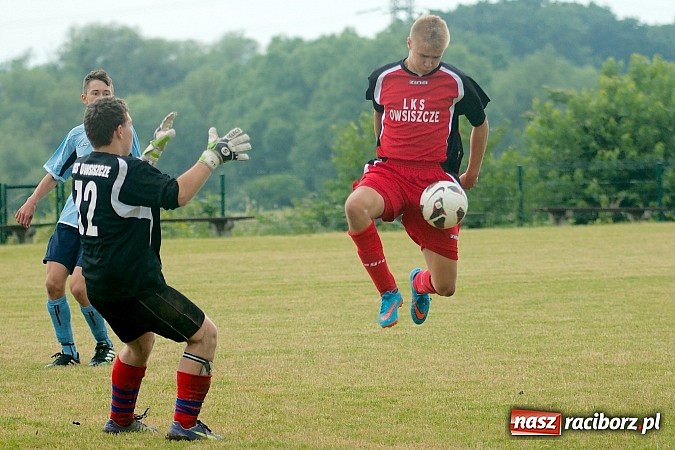 Zdjęcie w galerii na portalu naszraciborz.pl: Juniorzy Brzezia poszli w ślady swych starszych kolegów. Wywalczyli mistrzostwo ligi wiadomości z regionu
