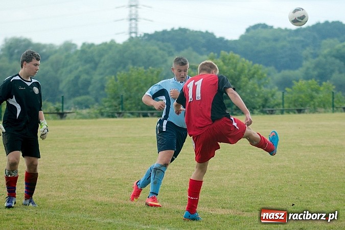 Zdjęcie w galerii na portalu naszraciborz.pl: Juniorzy Brzezia poszli w ślady swych starszych kolegów. Wywalczyli mistrzostwo ligi wiadomości z regionu