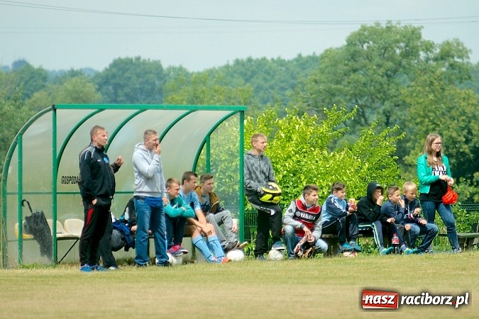 Zdjęcie w galerii na portalu naszraciborz.pl: Juniorzy Brzezia poszli w ślady swych starszych kolegów. Wywalczyli mistrzostwo ligi wiadomości z regionu