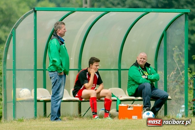 Zdjęcie w galerii na portalu naszraciborz.pl: Juniorzy Brzezia poszli w ślady swych starszych kolegów. Wywalczyli mistrzostwo ligi wiadomości z regionu