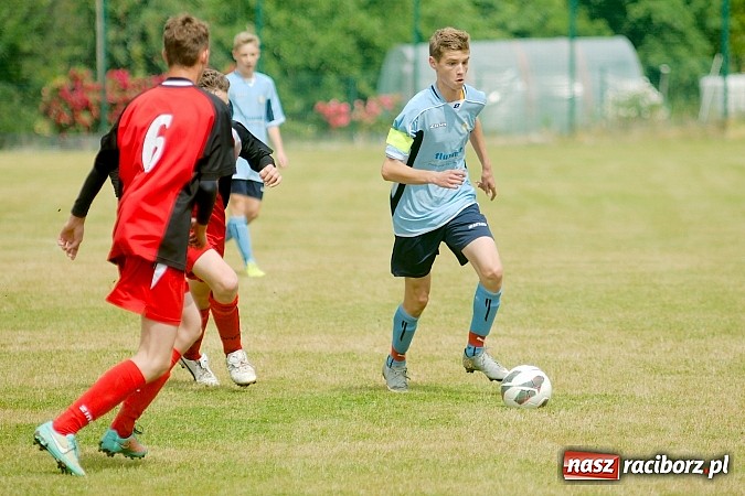 Zdjęcie w galerii na portalu naszraciborz.pl: Juniorzy Brzezia poszli w ślady swych starszych kolegów. Wywalczyli mistrzostwo ligi wiadomości z regionu