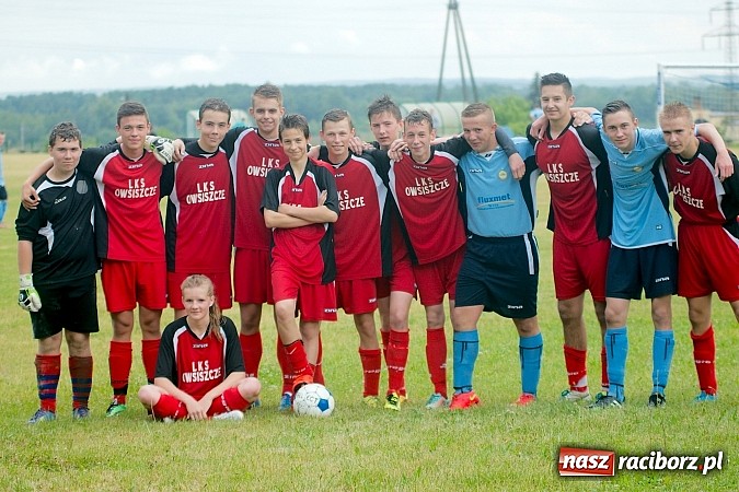 Zdjęcie w galerii na portalu naszraciborz.pl: Juniorzy Brzezia poszli w ślady swych starszych kolegów. Wywalczyli mistrzostwo ligi wiadomości z regionu