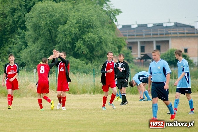 Zdjęcie w galerii na portalu naszraciborz.pl: Juniorzy Brzezia poszli w ślady swych starszych kolegów. Wywalczyli mistrzostwo ligi wiadomości z regionu