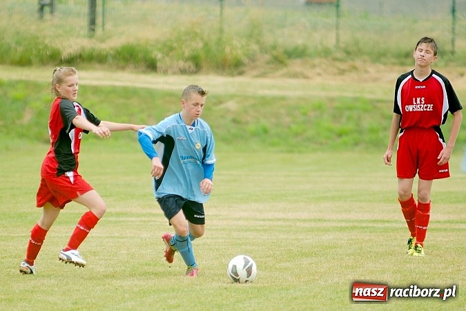 Zdjęcie w galerii na portalu naszraciborz.pl: Juniorzy Brzezia poszli w ślady swych starszych kolegów. Wywalczyli mistrzostwo ligi wiadomości z regionu