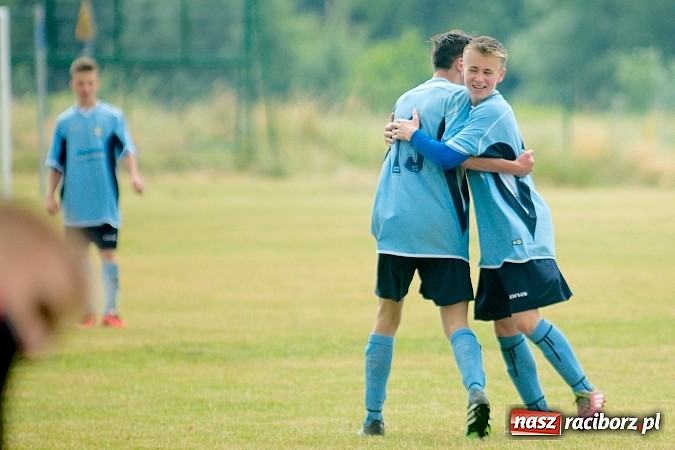 Zdjęcie w galerii na portalu naszraciborz.pl: Juniorzy Brzezia poszli w ślady swych starszych kolegów. Wywalczyli mistrzostwo ligi wiadomości z regionu