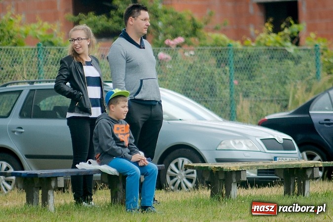 Zdjęcie w galerii na portalu naszraciborz.pl: Juniorzy Brzezia poszli w ślady swych starszych kolegów. Wywalczyli mistrzostwo ligi wiadomości z regionu