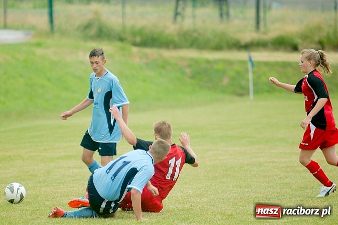 Zdjęcie w galerii na portalu naszraciborz.pl: Juniorzy Brzezia poszli w ślady swych starszych kolegów. Wywalczyli mistrzostwo ligi wiadomości z regionu