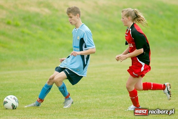 Zdjęcie w galerii na portalu naszraciborz.pl: Juniorzy Brzezia poszli w ślady swych starszych kolegów. Wywalczyli mistrzostwo ligi wiadomości z regionu