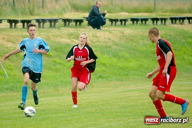 Zdjęcie w galerii na portalu naszraciborz.pl: Juniorzy Brzezia poszli w ślady swych starszych kolegów. Wywalczyli mistrzostwo ligi wiadomości z regionu